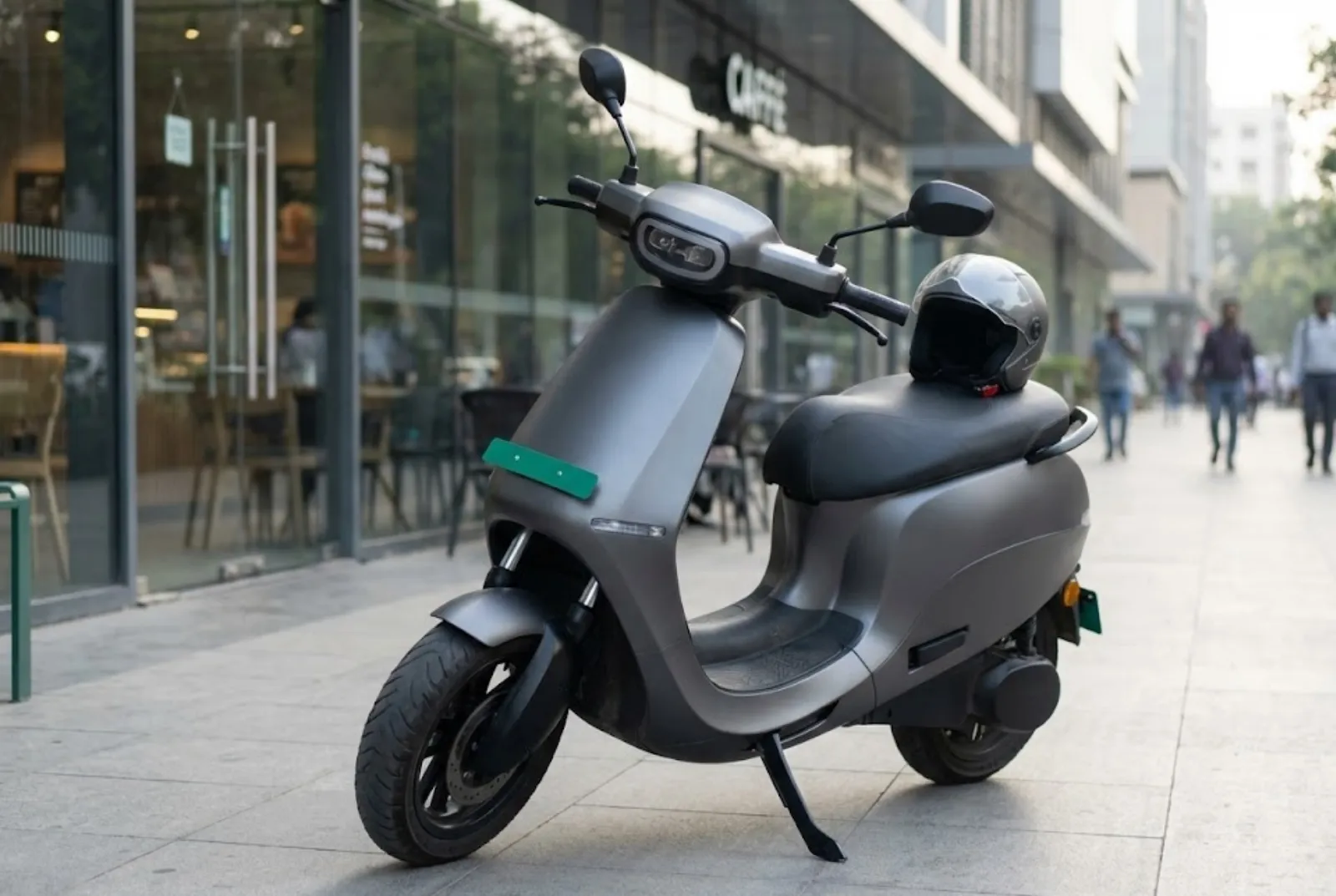 Vroomlyn electric scooter in city setting